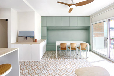 Idée de décoration pour une salle à manger design avec un mur bleu, un sol en carrelage de céramique et un sol orange.