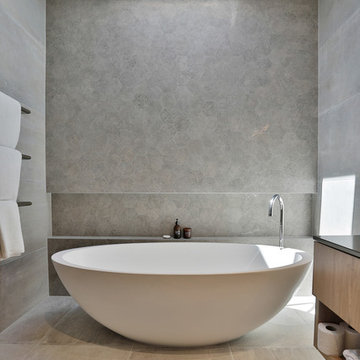 Light and realxing grey bathroom