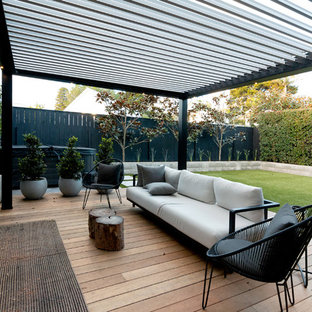 オークランドの大きいコンテンポラリースタイルのおしゃれな裏庭のデッキ (アウトドアキッチン、張り出し屋根) の写真