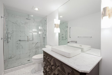 バンクーバーにある中くらいなおしゃれな浴室 (茶色いキャビネット、白いタイル、セラミックタイル、セラミックタイルの床、ベッセル式洗面器、白い床、白い洗面カウンター、洗面台1つ) の写真