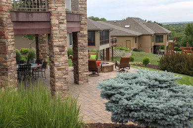 Inspiration for a traditional landscaping in Omaha.