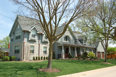 Foto de fachada de casa gris y gris de estilo americano de dos plantas con revestimientos combinados, tejado a dos aguas, tejado de teja de madera y teja