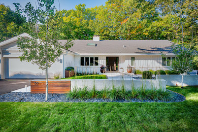 Photo of a mid-century modern front yard concrete paver garden path in Chicago.
