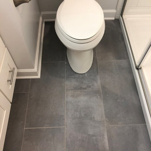 Esempio di una piccola stanza da bagno con doccia minimalista con ante in stile shaker, ante bianche, doccia alcova, WC a due pezzi, piastrelle bianche, piastrelle in ceramica, pareti bianche, pavimento in gres porcellanato, lavabo sottopiano, top in granito, pavimento grigio, porta doccia scorrevole e top blu