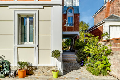 Photo of a midcentury home design in Paris.