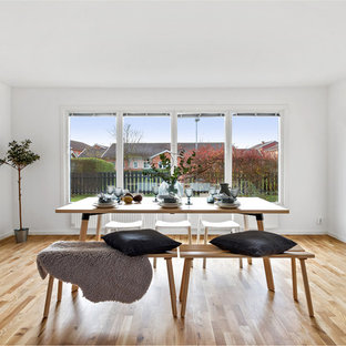 Inspiration för en minimalistisk matplats, med vita väggar, ljust trägolv och beiget golv