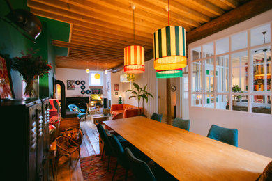 Cette image montre une salle à manger bohème.
