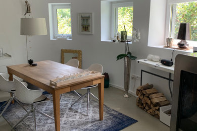 Offenes, Mittelgroßes Modernes Esszimmer mit weißer Wandfarbe, Betonboden, Kaminofen und grauem Boden in Dortmund