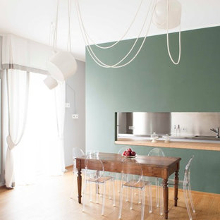 Foto på ett mellanstort funkis allrum med öppen planlösning, med gröna väggar och ljust trägolv