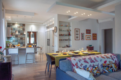 Immagine di un grande soggiorno contemporaneo aperto con pareti bianche, pavimento in gres porcellanato, TV a parete e soffitto ribassato