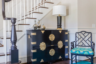 Example of a transitional entryway design in Raleigh