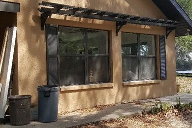 Example of a classic exterior home design in Tampa