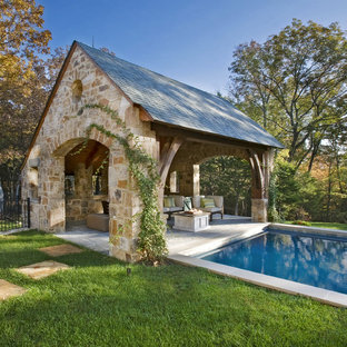 オースティンの大きい長方形トラディショナルスタイルのおしゃれなプール (天然石敷き) の写真