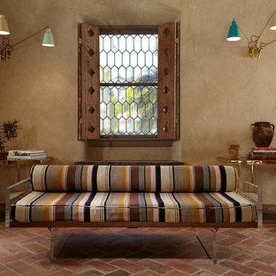 Mediterranes Wohnzimmer mit beiger Wandfarbe, Backsteinboden und rotem Boden in Miami