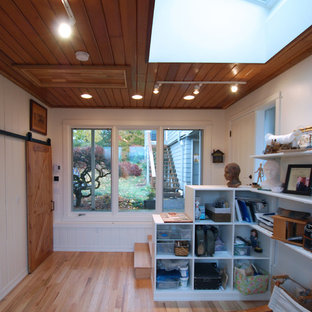 他の地域の小さいモダンスタイルのおしゃれなアトリエ・スタジオ (白い壁、淡色無垢フローリング、暖炉なし) の写真