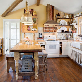 Farmhouse kitchen designs - Example of a cottage kitchen design in Other
