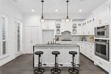 Kitchen - transitional kitchen idea in Houston