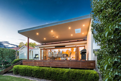 Design ideas for a mid-sized modern verandah in Melbourne.