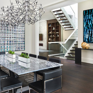 На фото: класса люкс большие гостиные-столовые в стиле модернизм с белыми стенами, темным паркетным полом и коричневым полом