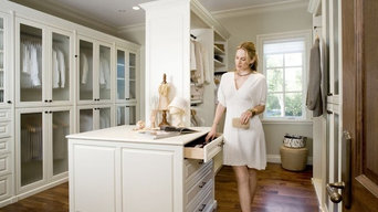 Traditional Walk in closet