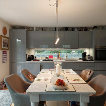 Ratingen. Wohnküche mit horizontalem Fenster als Küchenrückwand