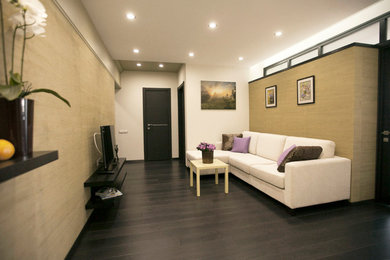 Свежая идея для дизайна: открытая гостиная комната среднего размера в современном стиле с полом из ламината, отдельно стоящим телевизором и коричневым полом - отличное фото интерьера