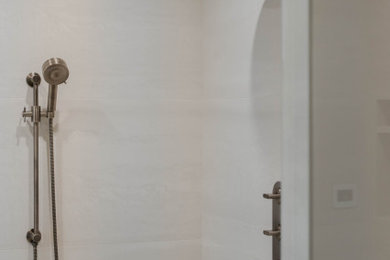 Foto de cuarto de baño principal, doble y flotante moderno con baldosas y/o azulejos de porcelana y suelo de baldosas de porcelana