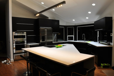 Kitchen - modern kitchen idea in Seattle