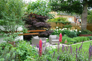 This is an example of a contemporary garden in Surrey.