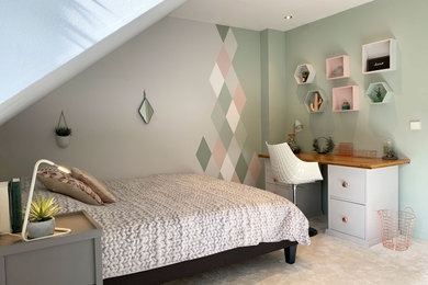 Idée de décoration pour une chambre grise et rose tradition avec un mur vert et un sol gris.
