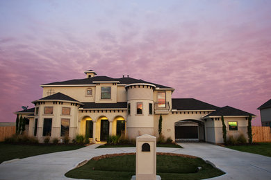 ヒューストンにある高級なトランジショナルスタイルのおしゃれな家の外観 (漆喰サイディング) の写真