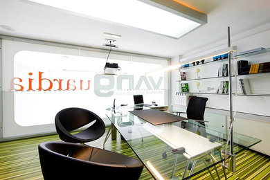 Imagen de despacho actual con paredes blancas, suelo vinílico y escritorio independiente