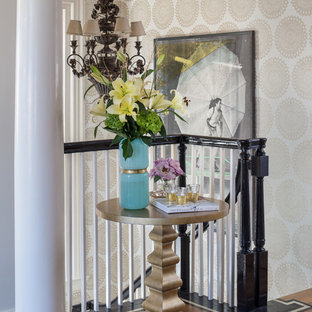 Exempel på en mellanstor eklektisk foajé, med vita väggar, mellanmörkt trägolv, en enkeldörr, en svart dörr och brunt golv