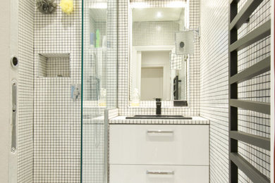 Cette photo montre une salle de bain tendance.