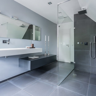 Esempio di una grande stanza da bagno moderna con ante lisce, ante grigie, doccia a filo pavimento, piastrelle grigie, pareti grigie, lavabo sospeso e doccia aperta