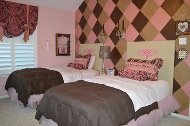 Example of a mid-sized guest carpeted bedroom design in Houston with pink walls and no fireplace