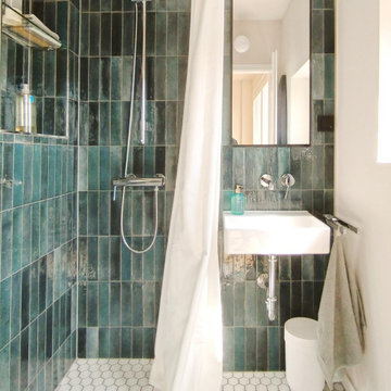 Kleines Bad gefließt mit Keramikfliesen in Ozeanblau