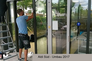 Aldi Süd Eingangsbereich mit Folie bekleben