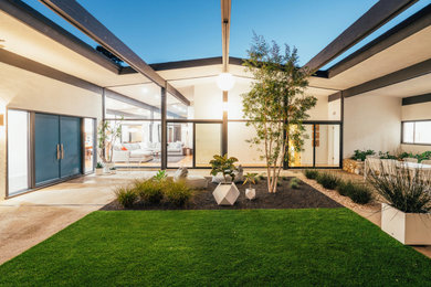 This is an example of a large modern landscaping in Los Angeles.