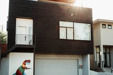 Inspiration för moderna svarta hus, med tre eller fler plan, blandad fasad och platt tak