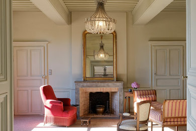Exemple d'un très grand salon chic fermé avec une bibliothèque ou un coin lecture, un sol en marbre et une cheminée standard.