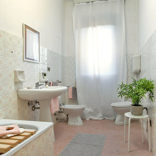 Idee per una stanza da bagno moderna di medie dimensioni con vasca freestanding, piastrelle multicolore, piastrelle in ceramica, pavimento con piastrelle in ceramica, lavabo a colonna e pavimento rosa