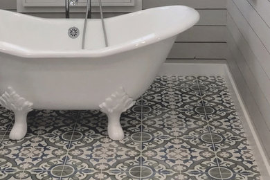 Imagen de cuarto de baño actual con suelo de azulejos de cemento y suelo verde