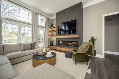 Minimalist living room photo in St Louis