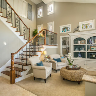 Esempio di un piccolo soggiorno costiero aperto con pareti grigie e pavimento in travertino