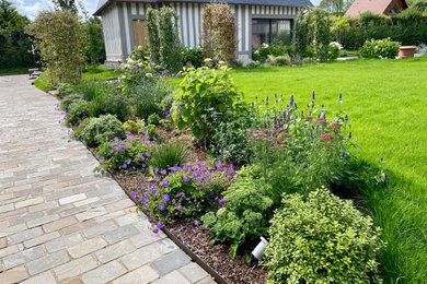 Immagine di un giardino country di medie dimensioni e davanti casa in estate con un ingresso o sentiero
