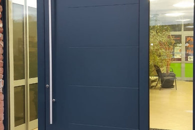 Ejemplo de puerta principal contemporánea con puerta simple y puerta gris