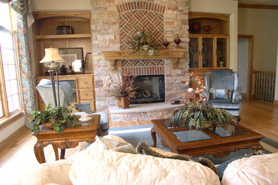 Example of a classic living room design in Milwaukee