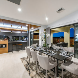 キャンベラのコンテンポラリースタイルのLDKの画像 (白い壁、ベージュの床)