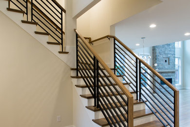 Foto de escalera en L minimalista grande con escalones de madera, contrahuellas de madera pintada y barandilla de varios materiales